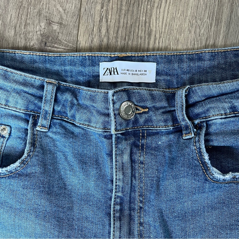 Sold  xlist Zara Jean Shorts Light Wash Distressed Bottom Ripped Look Size 8 - Picture 4 of 5